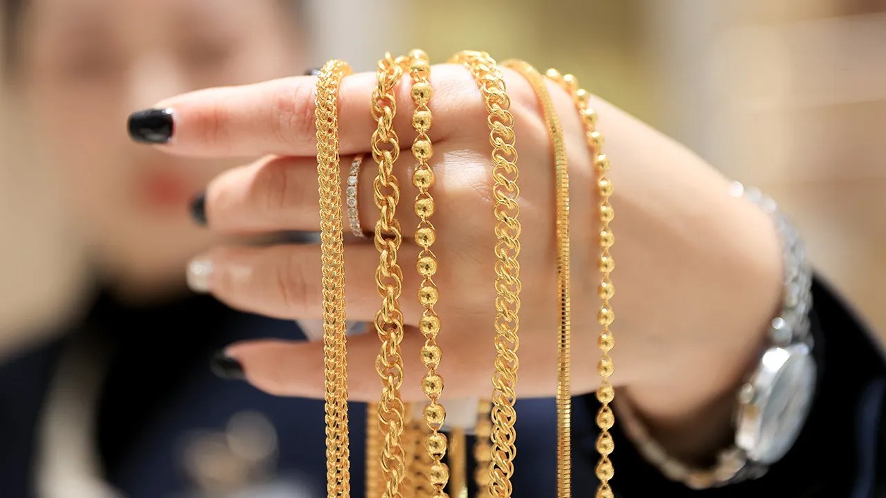 Gold prices drop by Rs1,000 per tola in Pakistan