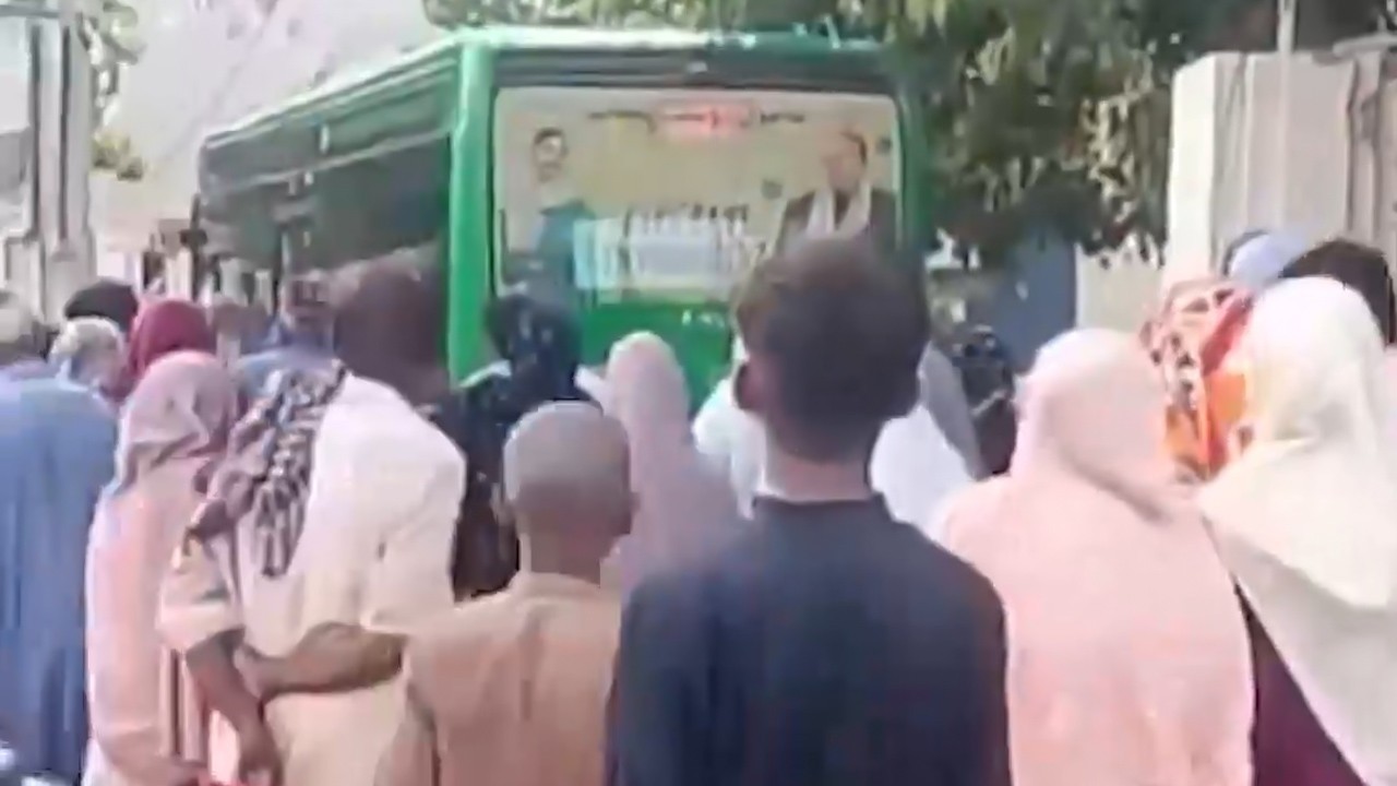 Okara driver takes entire bus to police station after mobile phone theft