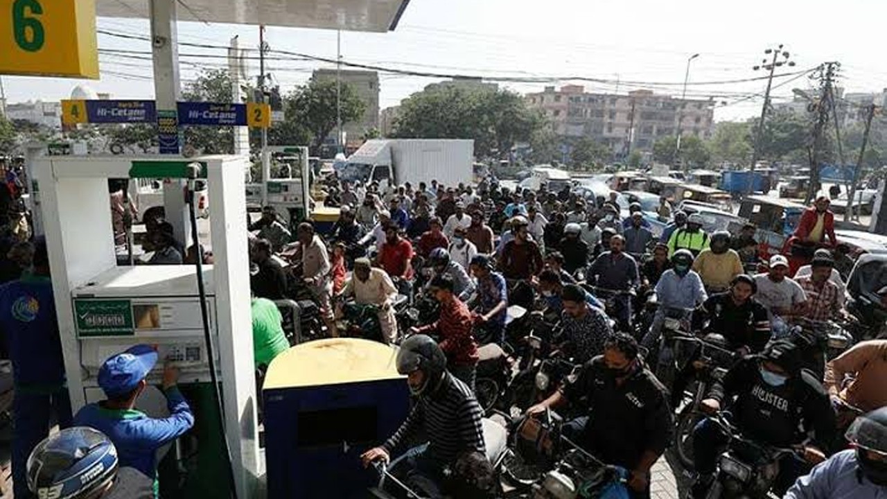 Petroleum dealers call off planned strike as govt okays increase in margin