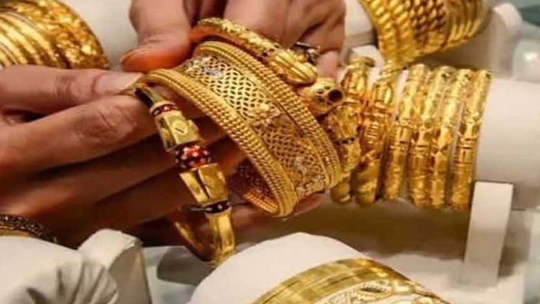 Gold price falls Rs3,700 per tola in Pakistan