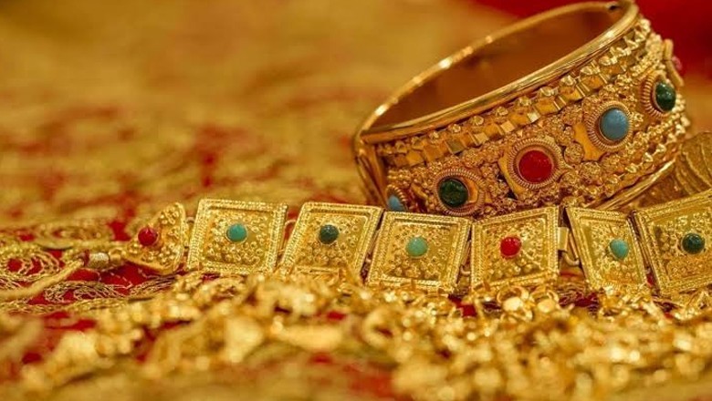 Gold price surges Rs13,700 per tola in Pakistan