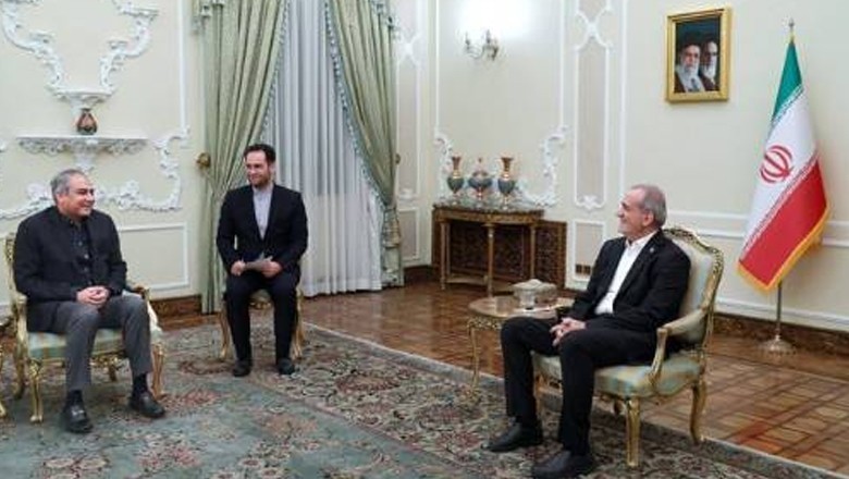 Pakistan steps up Iran mediation as Munir, Naqvi reach Tehran