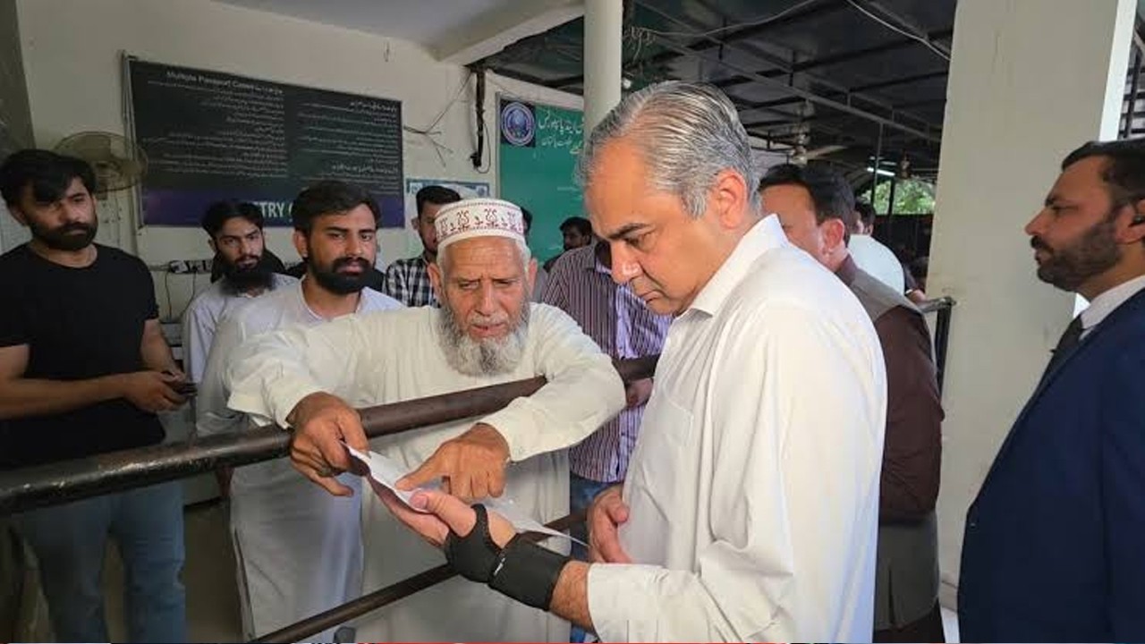 Pakistan’s Interior Minister orders the removal of entire passport office staff