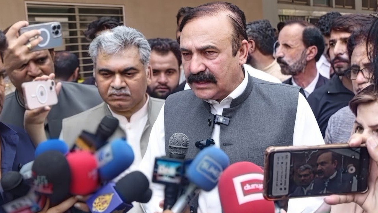 Tariq Fazal distributes cheques worth Rs5mln each among PIMS fire victims