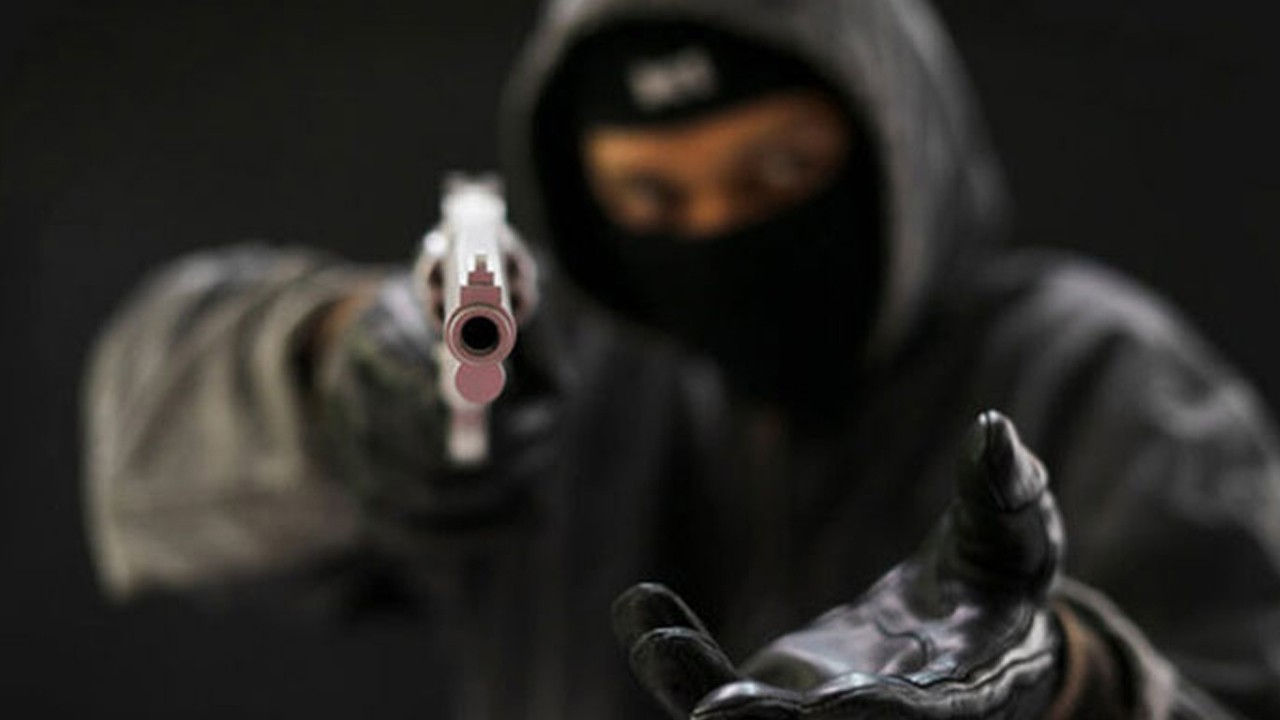 Contractor robbed of Rs2.2m after withdrawing cash from bank in Karachi
