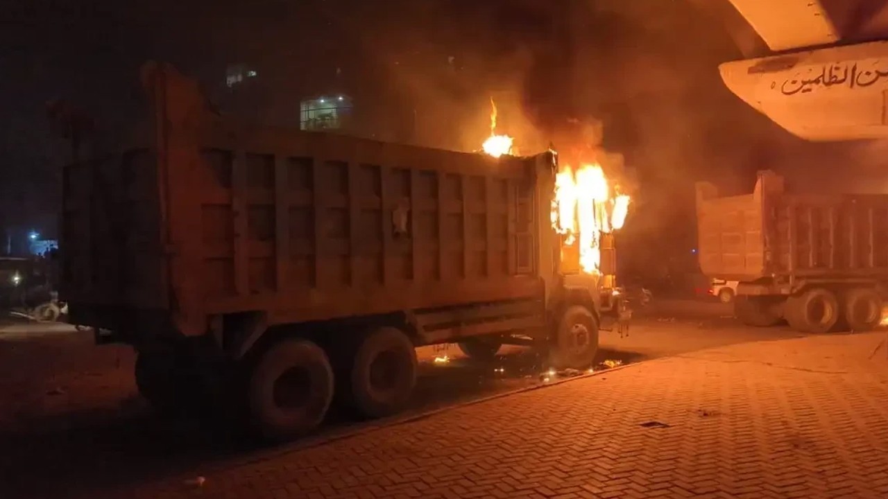 Dumper set on f!re after allegedly k!lling 17-year-old boy in Korangi