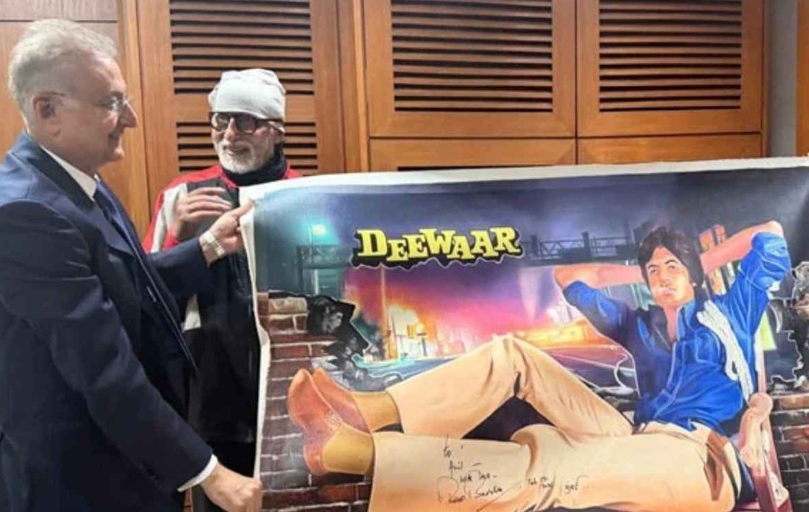 Mr. Anil Dhanak, Managing Director of Kanz Jewels, born and raised in Dubai, shares a proud moment with Sheikh Ahmed bin Saeed Al Maktoum. With over six decades of deep-rooted connection to Dubai, Mr. Dhanak’s journey reflects the remarkable growth of the emirate and the enduring bond between the city’s visionary leadership and its long-standing business community.