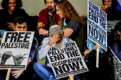 فلسطینی پرچم میں لپٹی خاتون نے اسرائیلی سفارت خانے کے سامنے خود کو آگ لگالی