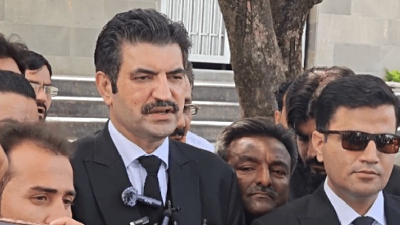 ایڈوکیٹ شیر افضل مروت گرفتار، کارکنان کا شدید احتجاج رنگ لے آیا
