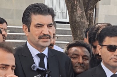 ایڈوکیٹ شیر افضل مروت گرفتار، کارکنان کا شدید احتجاج رنگ لے آیا