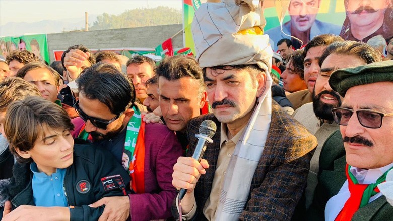 عمران خان کی کردار کشی کیلیے طوائفیں اور ہیجڑے لائے گئے مگر عوام کی محبت کم نہ ہوئی، شیر افضل مروت
