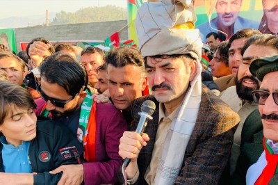 عمران خان کی کردار کشی کیلیے طوائفیں اور ہیجڑے لائے گئے مگر عوام کی محبت کم نہ ہوئی، شیر افضل مروت