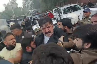 شیر افضل مروت کو لاہور میں پنجاب پولیس نے گرفتار کرلیا