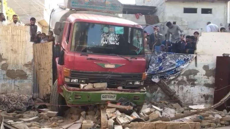 کراچی، بلدیہ ٹاؤن میں پانی کا ٹینکر دیوار توڑ کر گھر میں گھسنے سے جانی نقصان