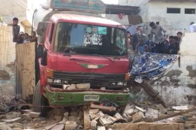 کراچی، بلدیہ ٹاؤن میں پانی کا ٹینکر دیوار توڑ کر گھر میں گھسنے سے جانی نقصان