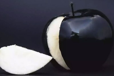 کالے رنگ کا سیب جو قیمتی اور لذیز ہے