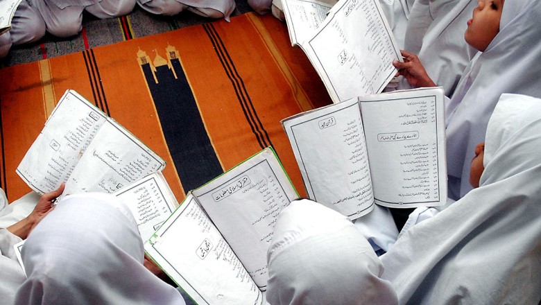 مضر صحت کھانا کھانے سے مدرسے کی 20 طالبات کی طبیعت خراب، اسپتال منتقل
