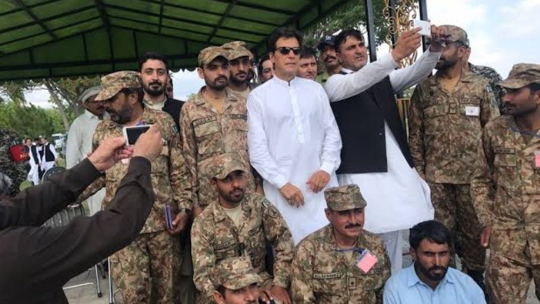 74 فیصد پاکستانیوں کا پاک فوج پر اعتماد، 78 فیصد کا پی ٹی آئی کو ووٹ دینے کا اعلان
