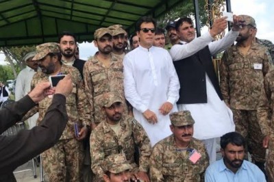 74 فیصد پاکستانیوں کا پاک فوج پر اعتماد، 78 فیصد کا پی ٹی آئی کو ووٹ دینے کا اعلان