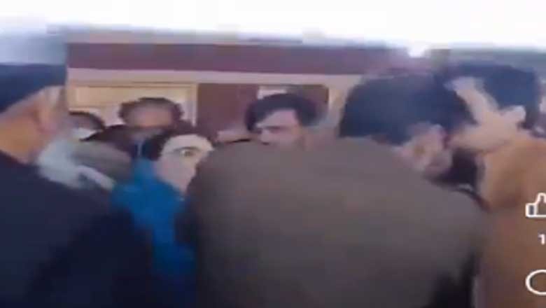 فردوس عاشق اعوان نے پولیس اہلکار کو تھپڑ جڑ دیا