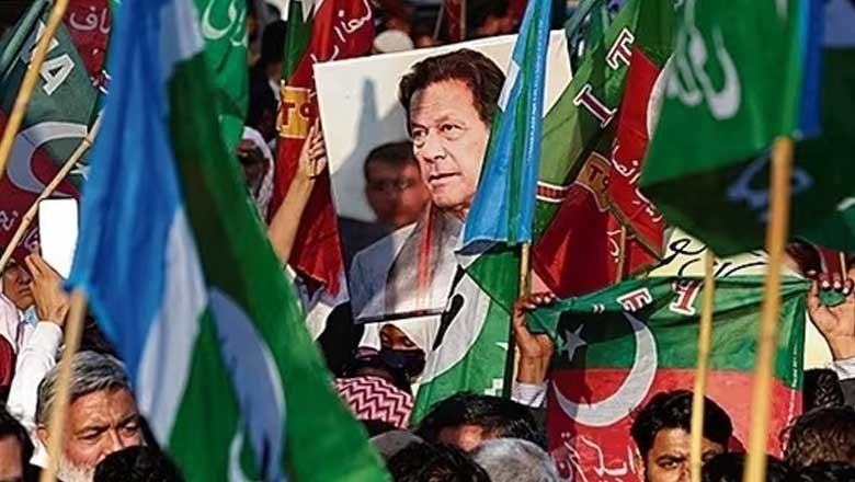 ’عمران خان کا وفادار ہوں‘: پی ٹی آئی آزاد امیدواروں نے حلف نامہ دینا شروع کردیا
