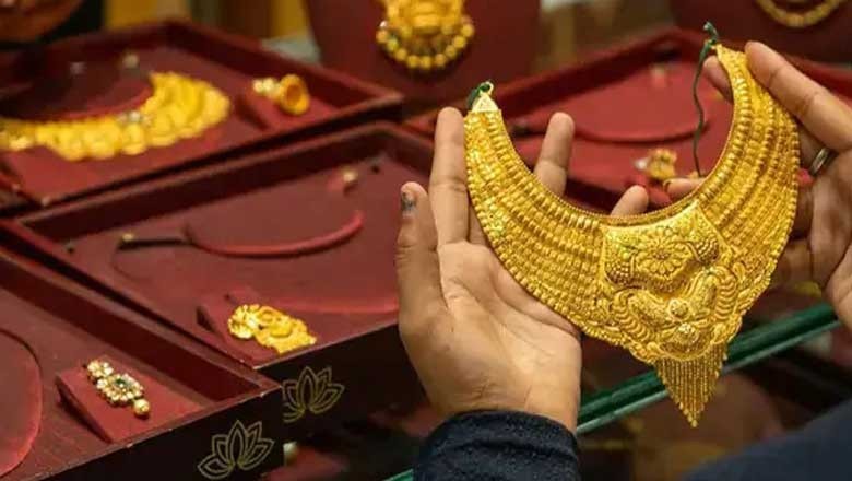 سونے کی قیمت میں یک دم سیکڑوں روپے کی کمی
