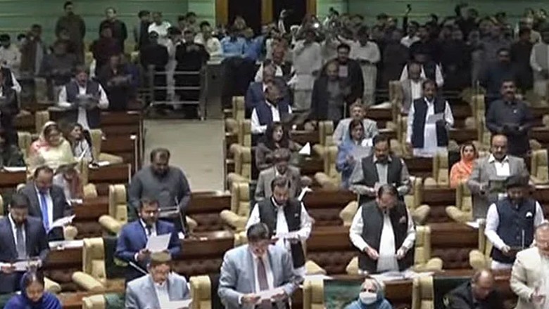 سندھ اسمبلی کے نومنتخب اراکین کی حلف برداری میں منفرد کیا تھا؟ ویڈیو دیکھیں