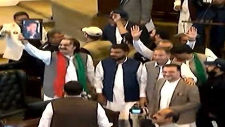 خیبرپختونخوا اسمبلی کے ہنگامہ خیز اجلاس میں اراکین کی حلف برداری