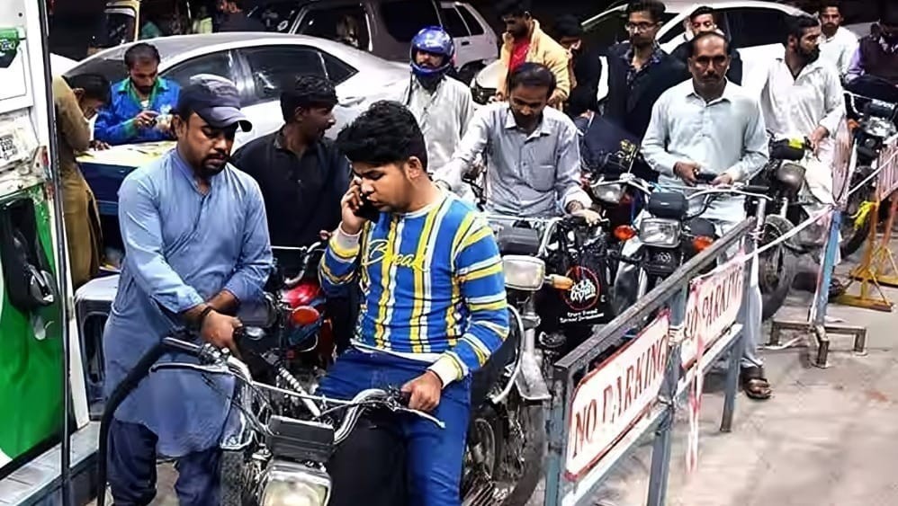 حکومت نے پیٹرول کی قیمت میں اضافہ کردیا