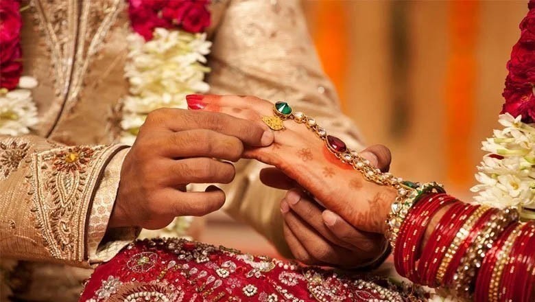 پسند کی شادی رکوانے کیلیے ساس کی بارات میں عجیب و غریب حرکت