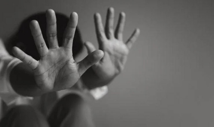 کراچی، طالبہ پر مرد ٹیچر کی تیزاب گردی واقعے کی تفتیش میں تہلکہ خیز انکشاف