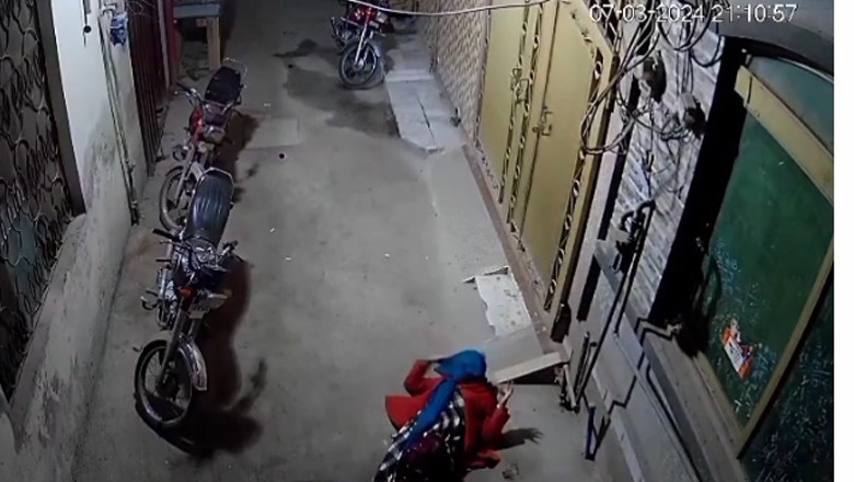 سسرالیوں نے بہو کو چھت سے نیچے پھینک دیا