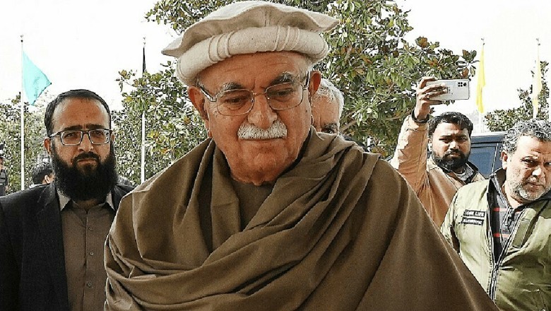 محمود اچکزئی نے شکست تسلیم کرلی، ووٹنگ کے مقام پر کیمرے لگے ہونے کا بھی انکشاف