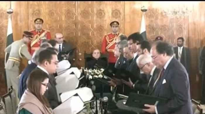 19 رکنی وفاقی کابینہ نے حلف اٹھا لیا
