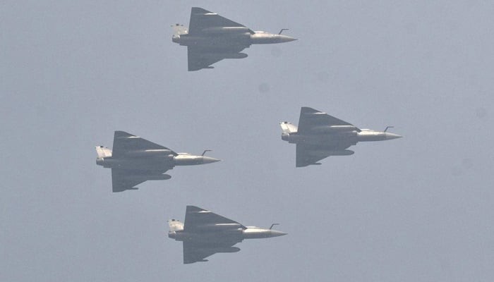 بھارت کا جنگی جہاز گر کر تباہ