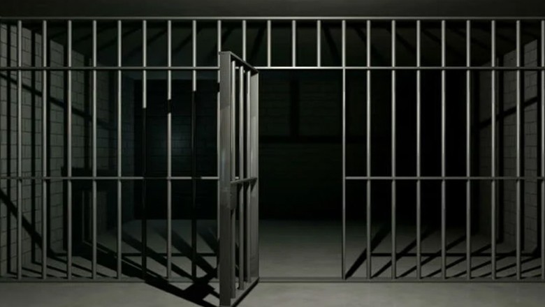 خطرناک مجرم گرل فرینڈ کا روپ دھار کر جیل سے باآسانی فرار