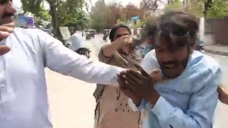 5 بچوں کی ماں کو فون پر تنگ کرنے پر نوجوان کی درگت بنادی گئی