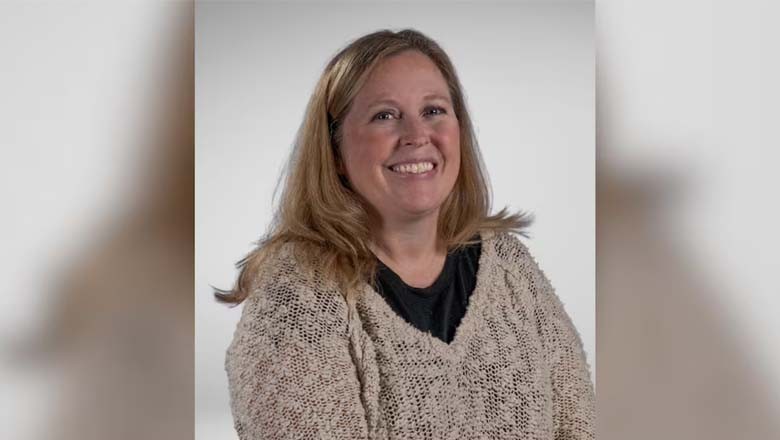 بیماری کی چھٹی لے کر کنسرٹ میں جانے والی ٹیچر برطرف