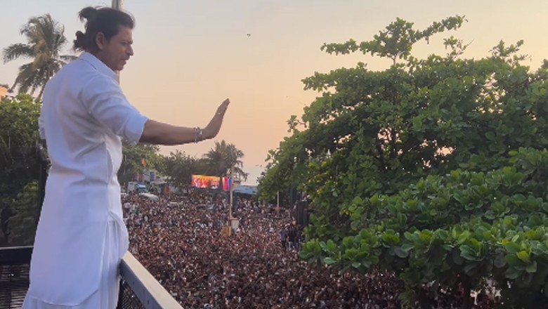 ہزاروں مداح عید پر شاہ رخ خان سے مبارک باد لینے پہنچ گئے