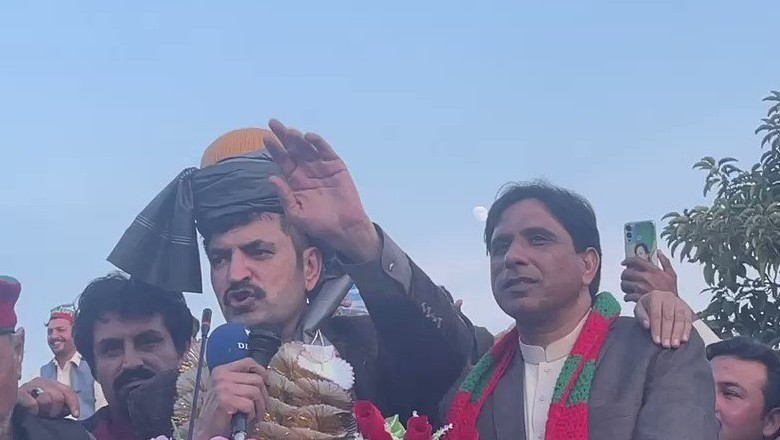 ’ابھی بات چل رہی ہے‘ شیر افضل مروت نے پی ٹی آئی کارکنان کو ’ڈیزل‘ کے نعروں سے روک دیا