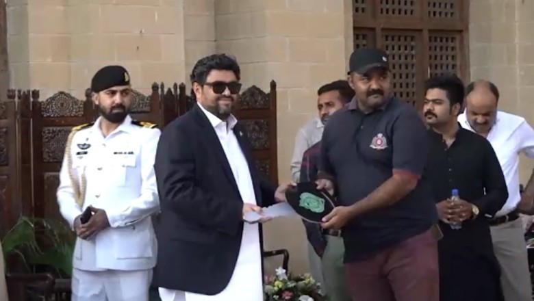 گورنر سندھ اسٹریٹ کرائم پر شہریوں سے معذرت، متاثرین میں موٹرسائیکل کی تقسیم