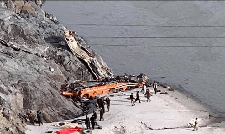 چلاس میں مسافر بس کھائی میں گرنے سے 20 افراد جاں بحق