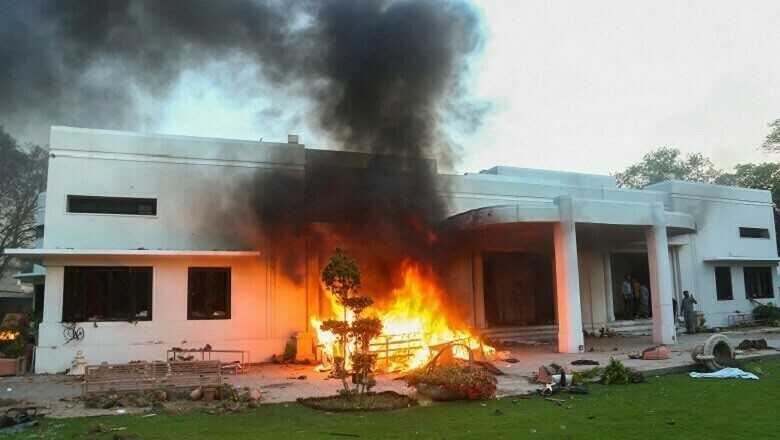 کور کمانڈر لاہور آفس پر حملے میں ملوث پی ٹی آئی کے 10 کارکنان کو عدالت سے بڑا ریلیف مل گیا