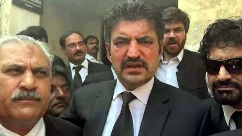 ویڈیو: لیگی رہنمائوں سے ملاقات کے سوال پر شیر افضل مروت طیش میں آگئے، صحافی پر تشدد