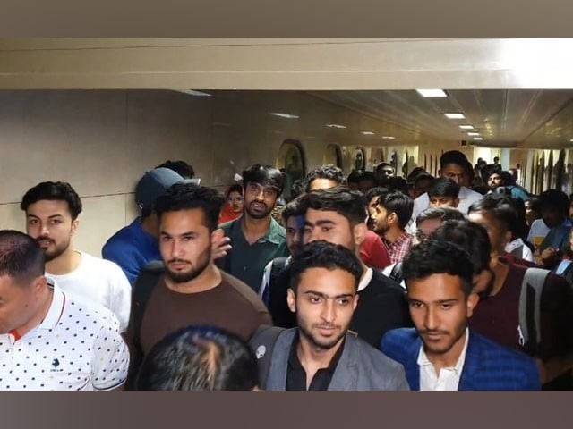 کرغزستان سے مزید طالب علم وطن واپس پہنچ گئے، 92 ہزار روپے کرایہ ادا کرنے کا انکشاف