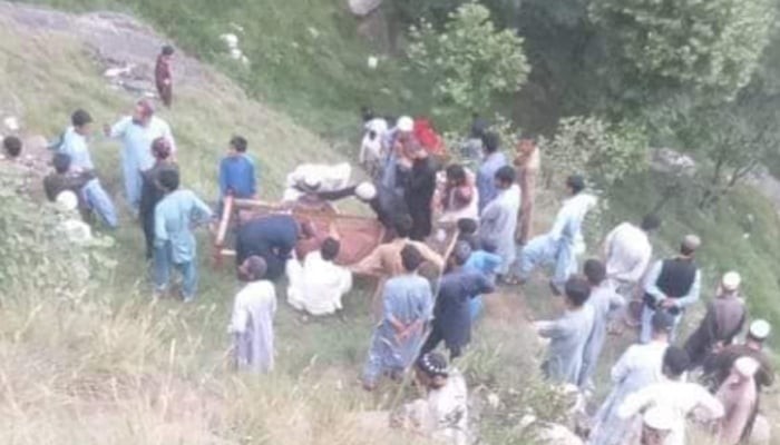 گاڑی کھائی میں گرنے سے ایک ہی خاندان کے 8 افراد جاں بحق