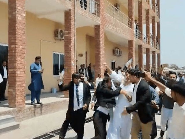 عمران خان کیخلاف نازیبا زبان کا استعمال، وکلا نے خاور مانیکا کو پیٹ ڈالا