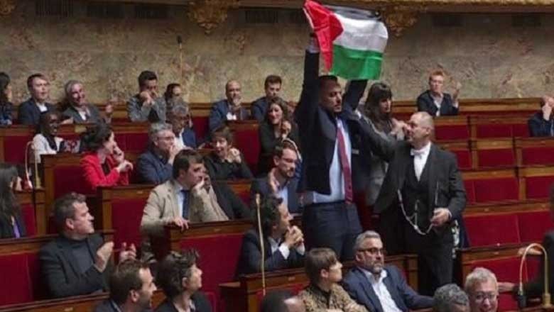 فرانس کی اسمبلی میں فلسطینی پرچم لہرانے پر ممبر کی رکنیت معطل