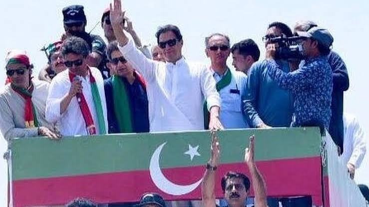 عمران خان سمیت پی ٹی آئی کے رہنما مزید دو مقدمات میں بری