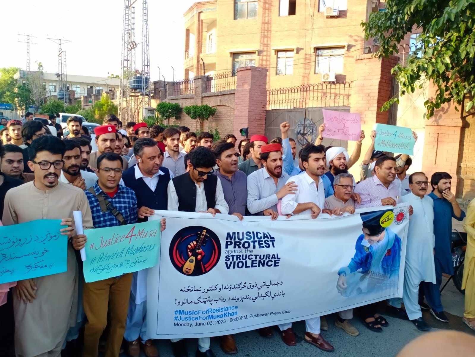 طالب علم کی ہلاکت کے خلاف پشاور پریس کلب کے باہر احتجاج